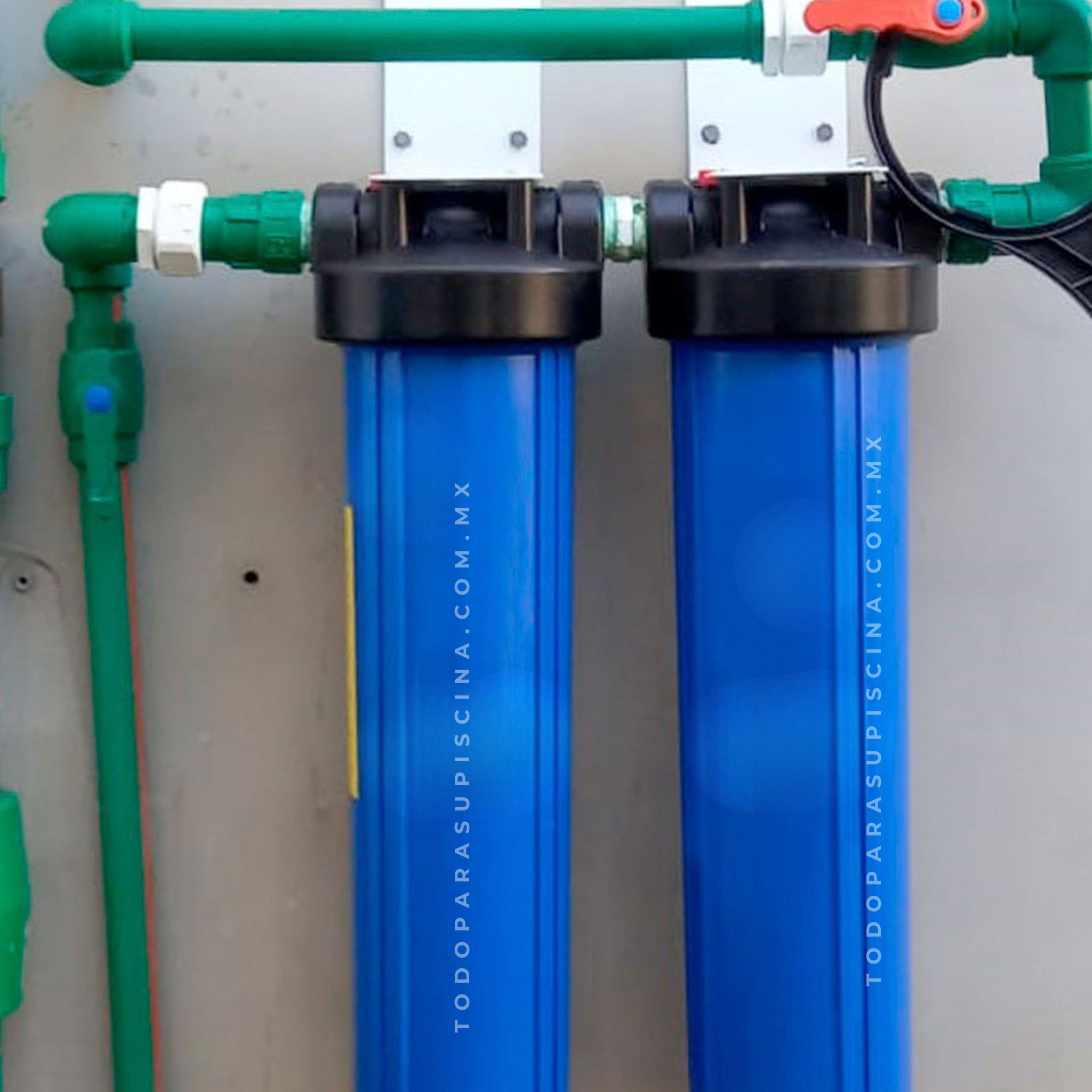 Filtro de Agua para Casa de 2 Etapas 20 Pulgadas Sistema de filtración de agua con dos cartuchos azules conectados a tuberías verdes